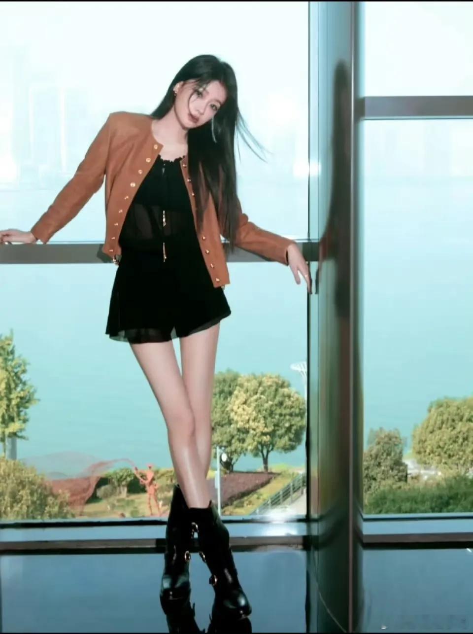 莫文蔚、万绮雯、孙怡她们三，到底谁的腿最美。都说“腿精”莫文蔚 ，“美腿”万绮雯