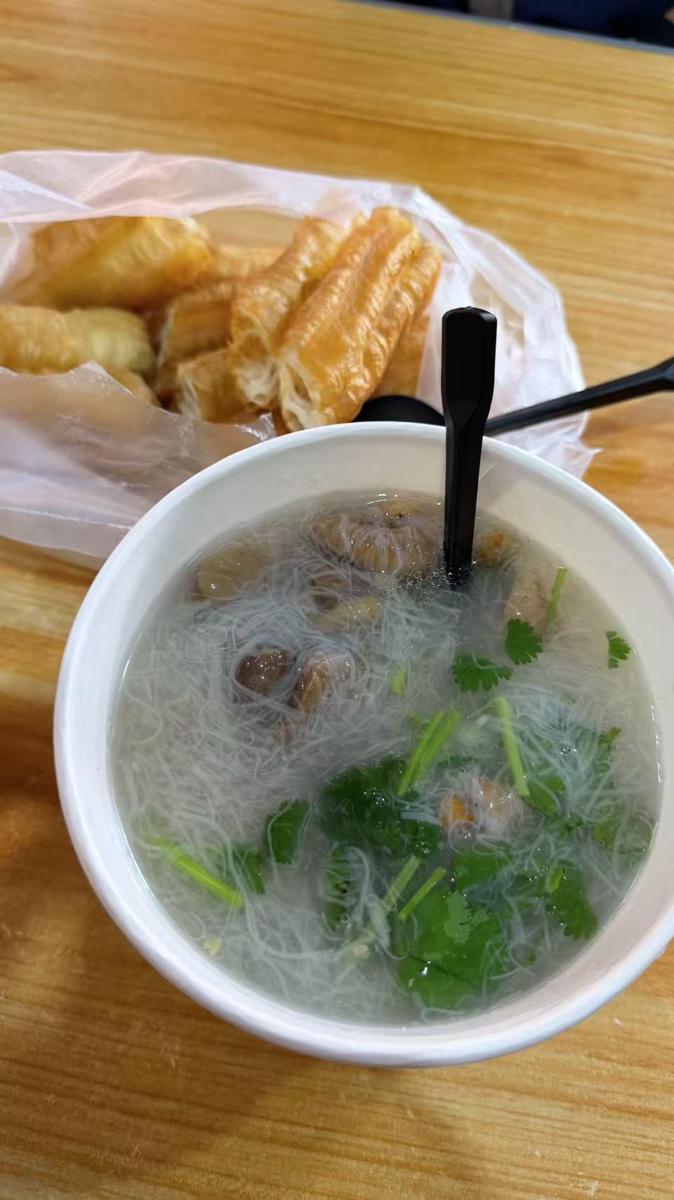 (11)今日周末，起得得迟了一点，反正要去外面走一走，今天在外面吃了早餐！

今