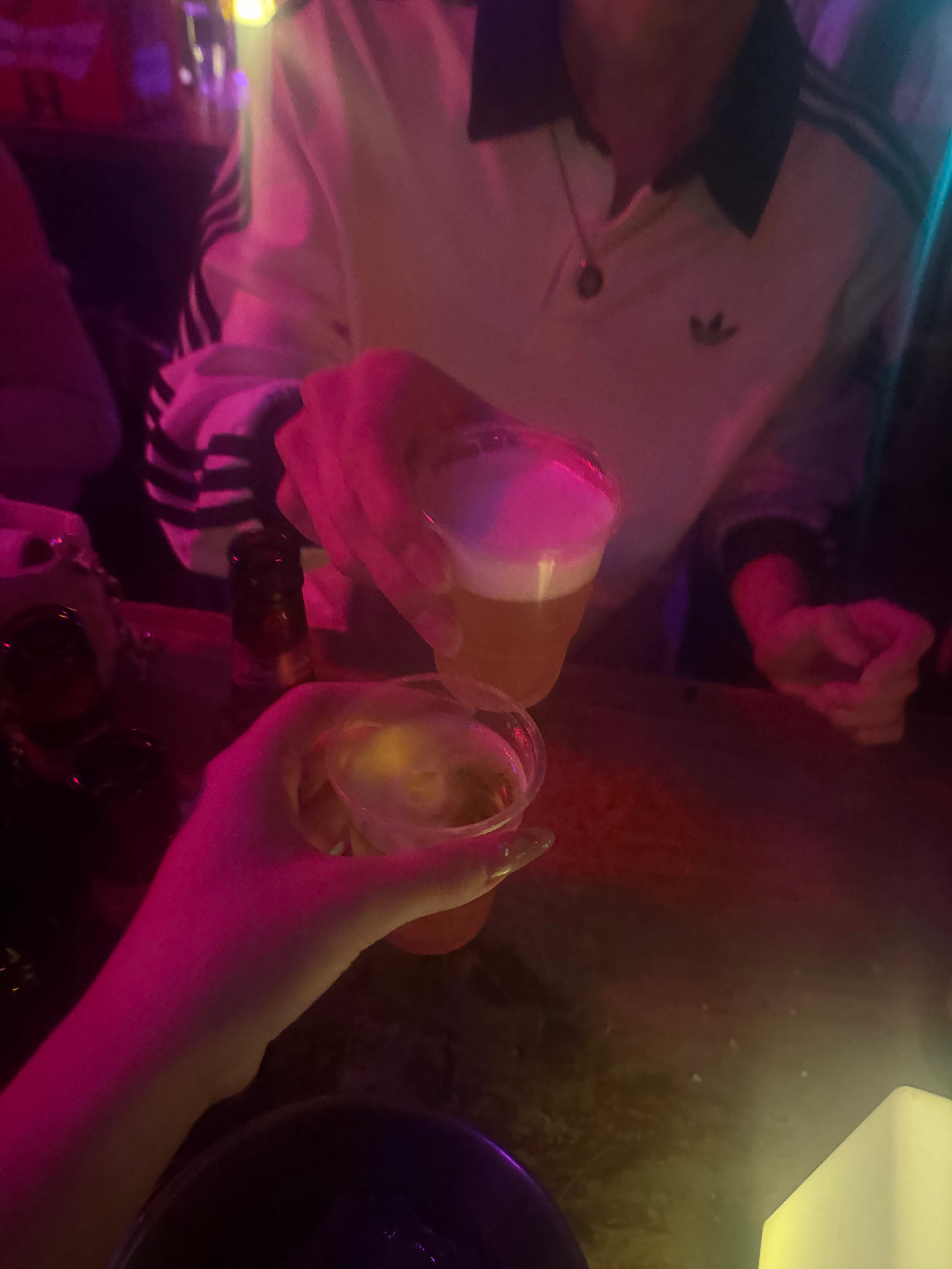 w控诉我后我们再喝酒碰杯高度be like： 