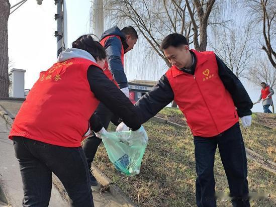 盐城港航滨海船闸的青年志愿者们积极响应绿色交通倡议，开展“学雷锋·护航道”志愿活