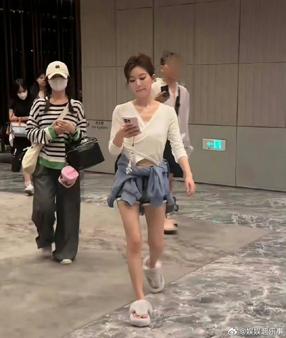 赵露思和刘浩存路透，谁更像青春女大 ​​​