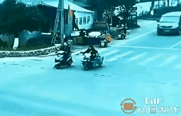 孩子也不要了？
哈哈哈：又一个马虎蛋子家长，绿灯了，你是启动车走了，悠哉悠哉扬长