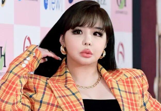 据悉，2NE1 成员朴春已起诉 YG 娱乐，索赔金额达 100200300400