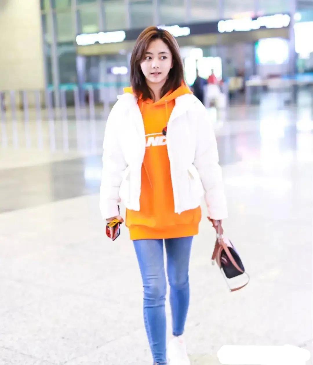 真被谭松韵美到了，卫衣和羽绒服叠穿也能这么好看，少女体质真让人羡慕！