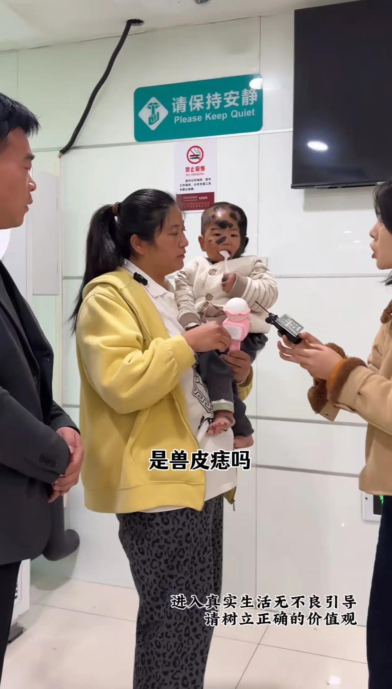 她的声音中满是绝望与无助，仿佛整个世界都在向她倾倒所有的苦难。站在那破旧的房门前