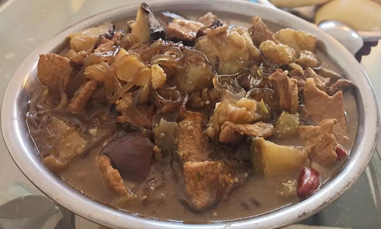 媳妇做饭是很有创意的，全凭她的心情而为。


为了省事，她习惯做各种汤菜，比如白
