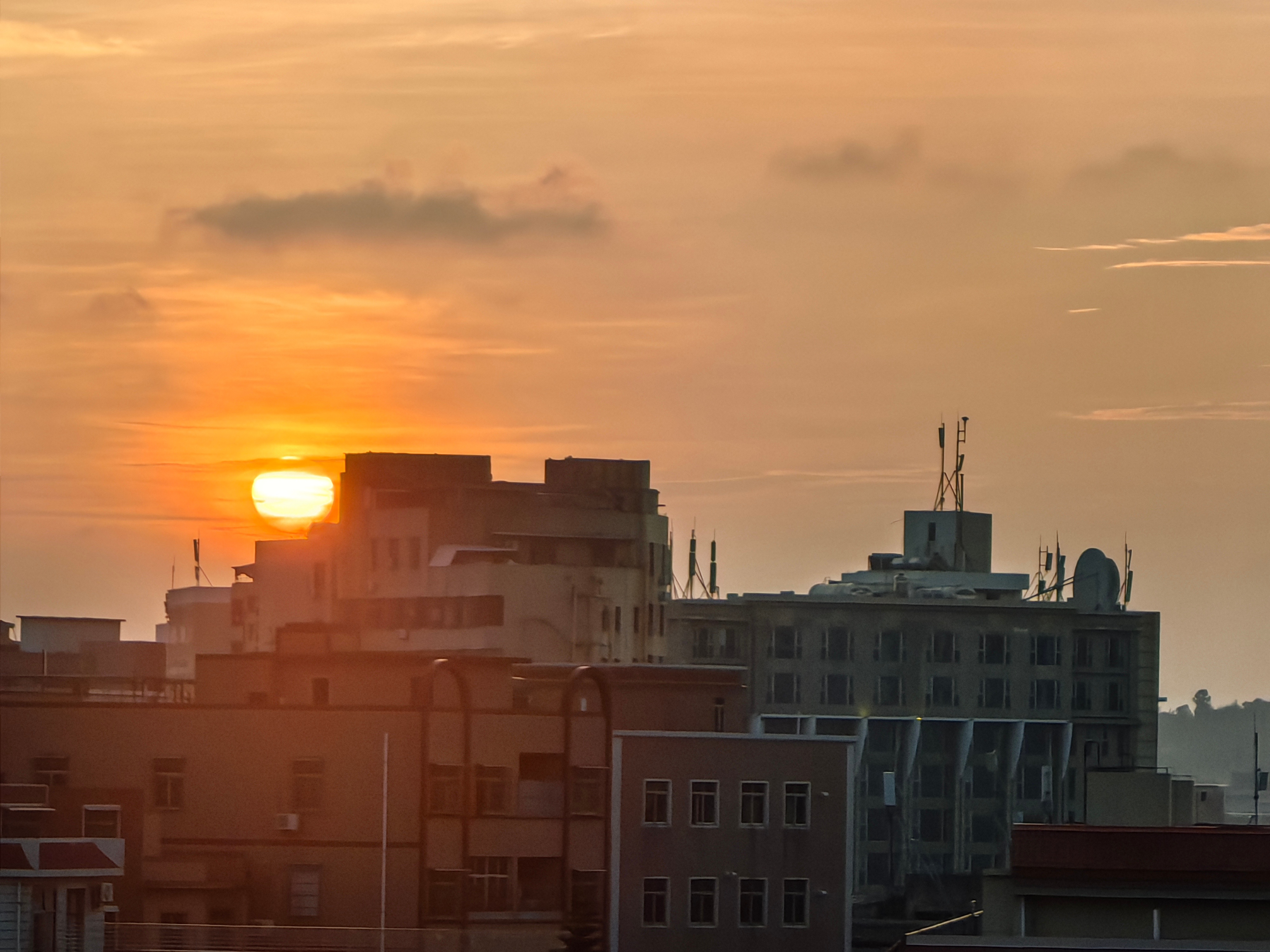 夕阳下山了。 
