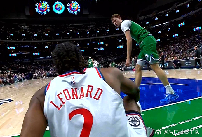 弗拉格霸气凝视伦纳德 追身大帽伦纳德之后，弗拉格回头死死盯着伦纳德，嘴里还有词儿