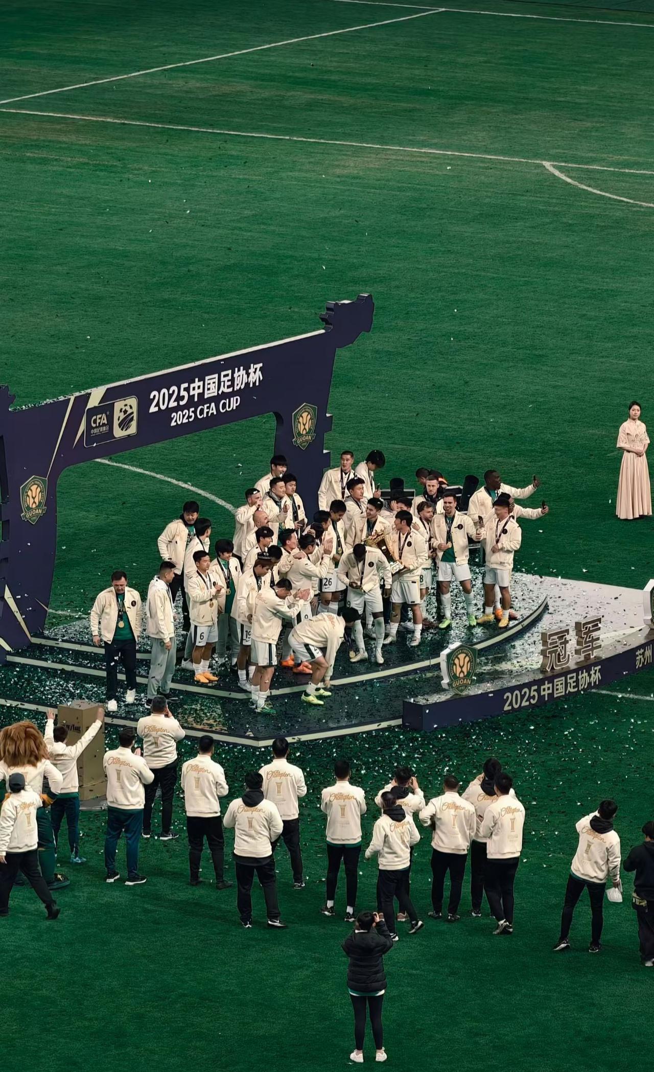 03国安VS25国安，足协杯三冠和五冠阵容首发：
2003年足协杯决赛首发阵容：