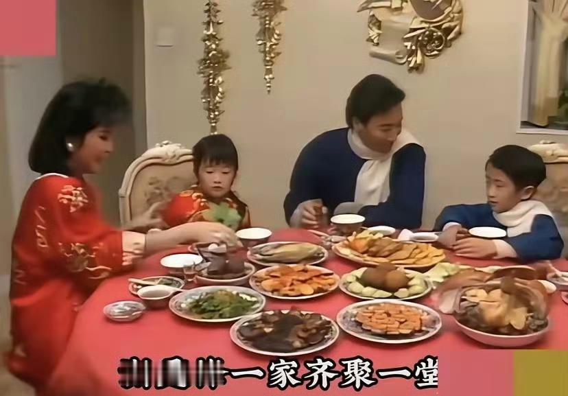 翻看1986年谢贤一家人的年夜饭老画面，满满都是岁月唏嘘。彼时谢贤未满五十，风采