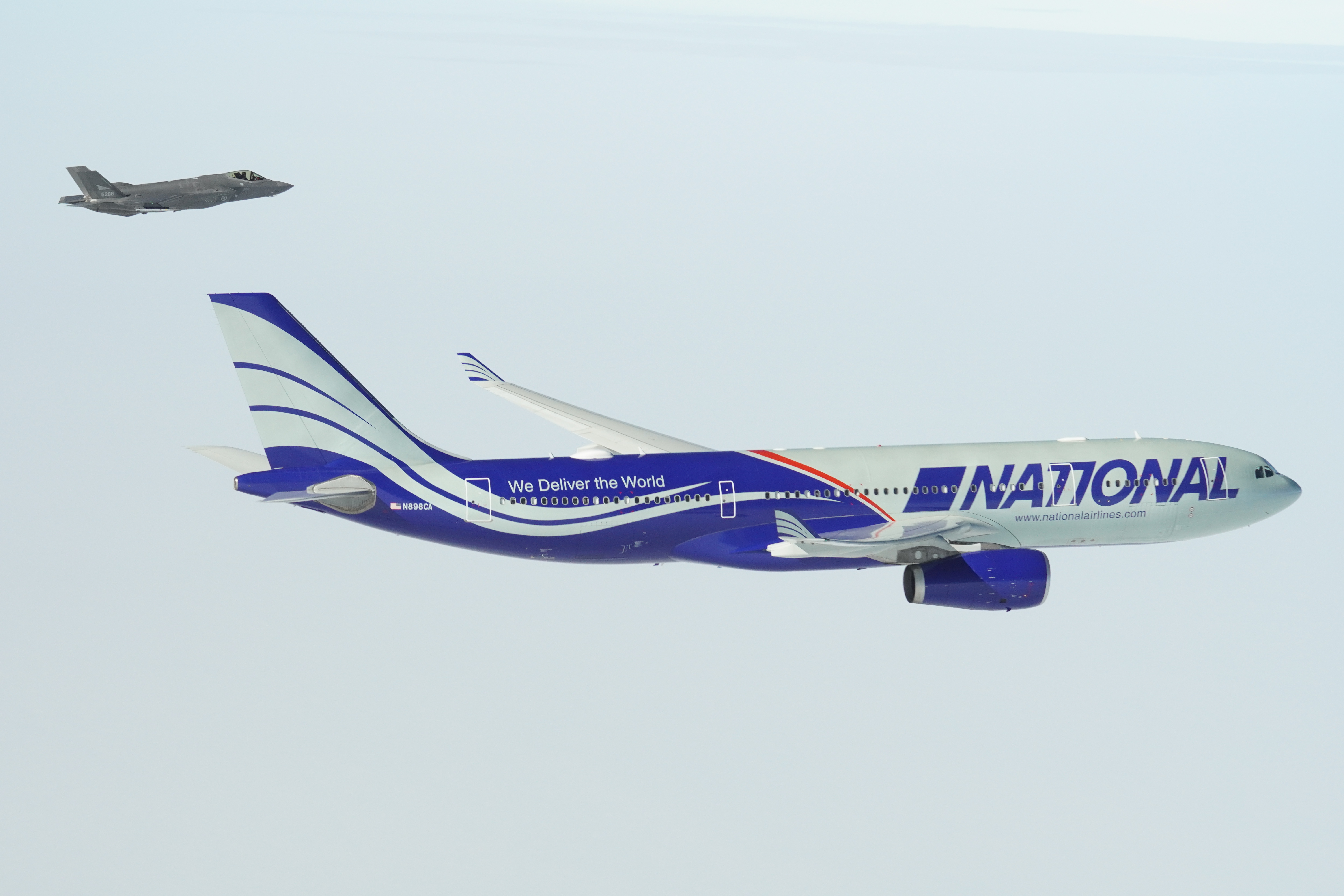 挪威皇家空军第132联队第332中队出动3架F-35A战斗机迎接载有挪威男足的美
