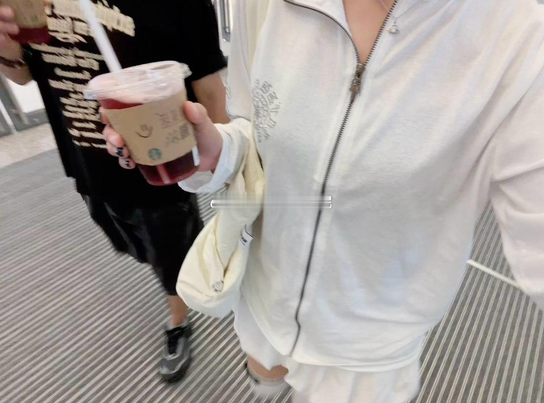 陪他来他工作的地方 他就一直搂着我  有几个同事在 他就特别的开心 出来之后一直