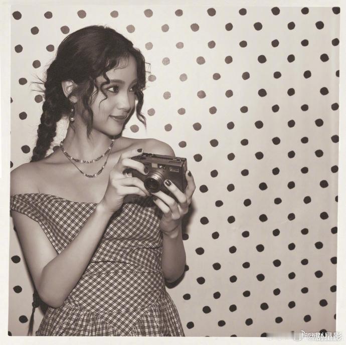 欧阳娜娜 跨年拍照姿势模版 欧阳娜娜完全就是一个拍照小能手，跨年拍照姿势模版，看