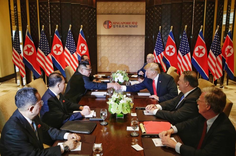 特朗普又把金正恩请回了自己的外交主桌！8月16日，他突然要求五角大楼“大幅缩减”