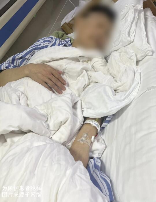 这位淄博的患者，现年50岁。此前就诊时，腹腔内有着6公分的腹水，走路都...