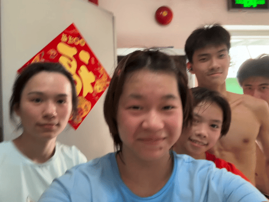 全红婵就是全民的小可爱，就算她没参加比赛，她也是大众最关心的人。
这是她这几天晒