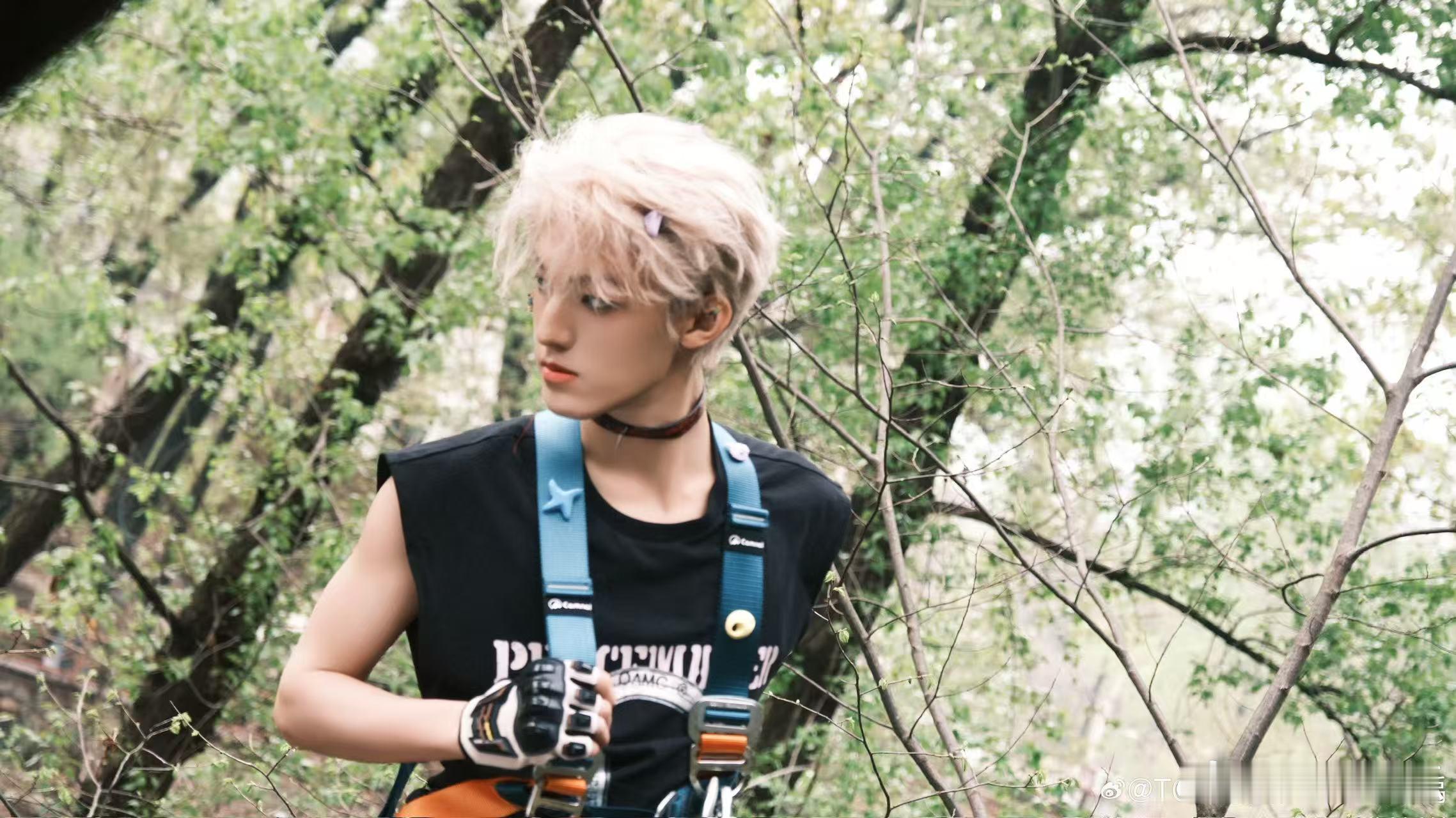 张泽禹幕后 台前是耀眼舞台幕后是温柔日常，祝张泽禹生日快乐，少年继续带着热爱奔跑