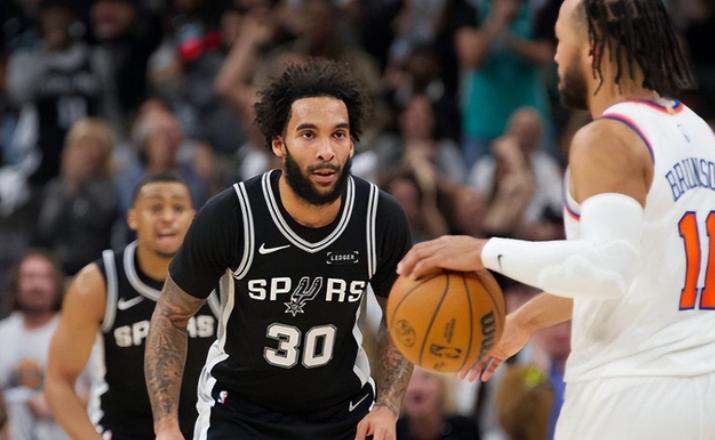 NBA总决赛，马刺主场对阵尼克斯的第一场比赛中，出现了奇葩的一幕。第三节比赛快要
