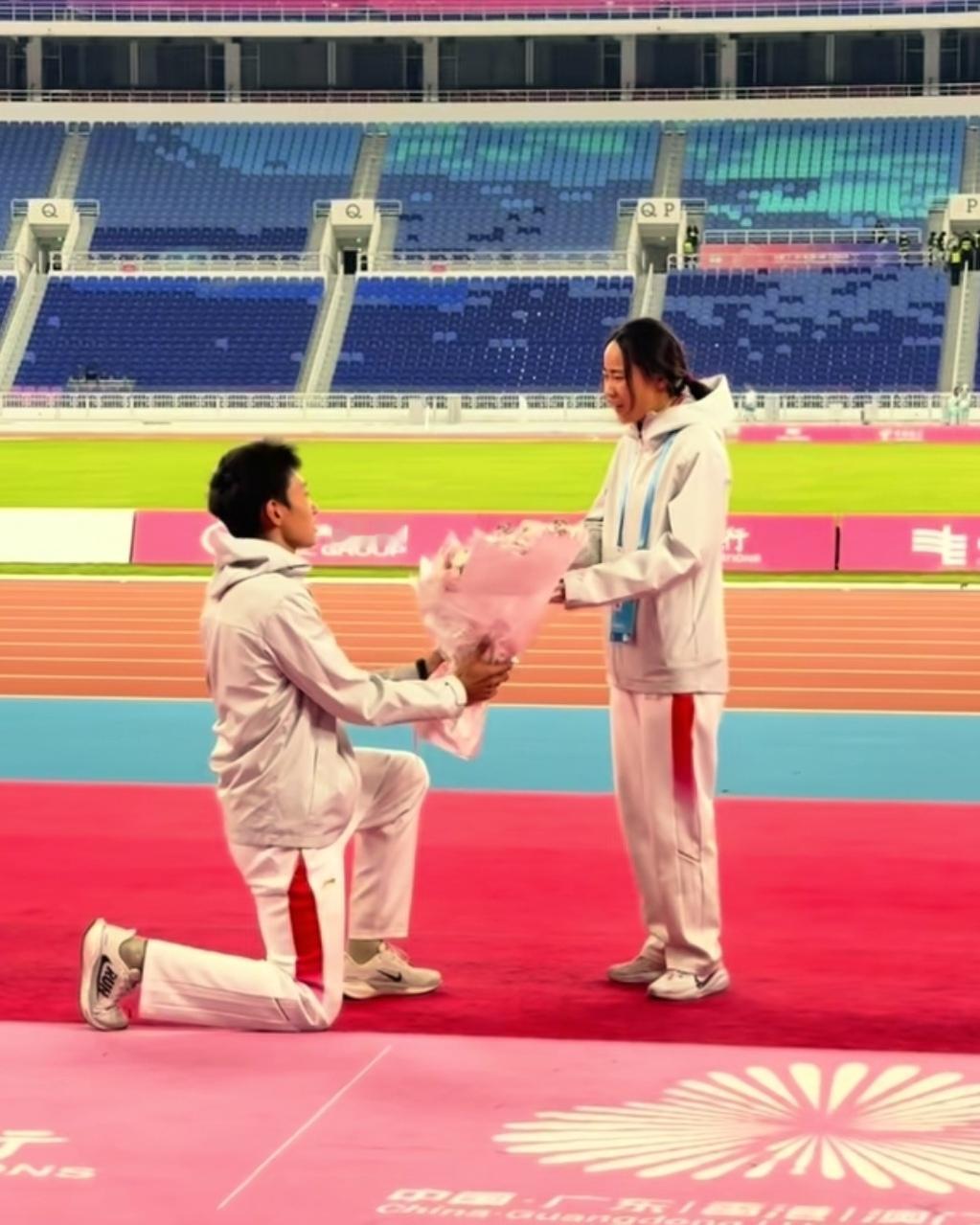 求婚了！
他当着全国观众的面求婚了！
令人惊讶的是，掏出求婚戒指后他竟然没有说话