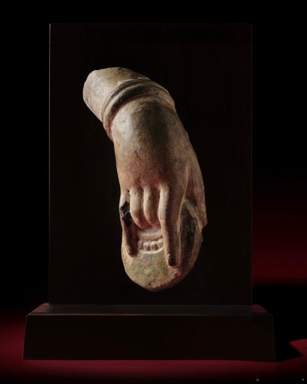 源自响堂山石窟的一件菩萨手部残件，26.5cm，10万港元起拍，1216万成交，