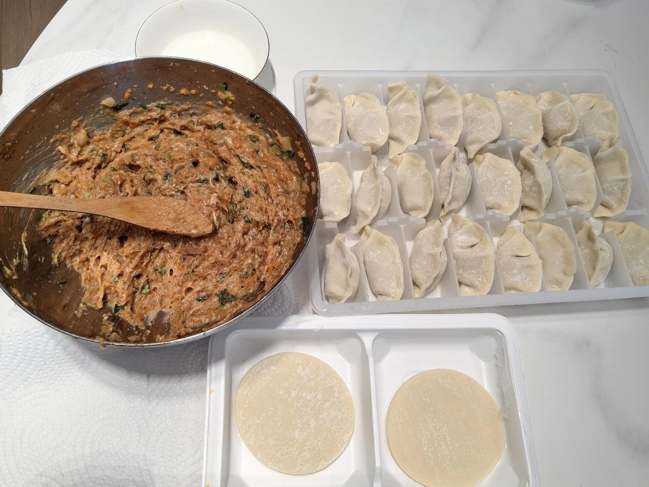 天气冷了，牛羊肉安排上吧。
      早上去买了点牛肉馅，家里有洋葱胡萝卜，就