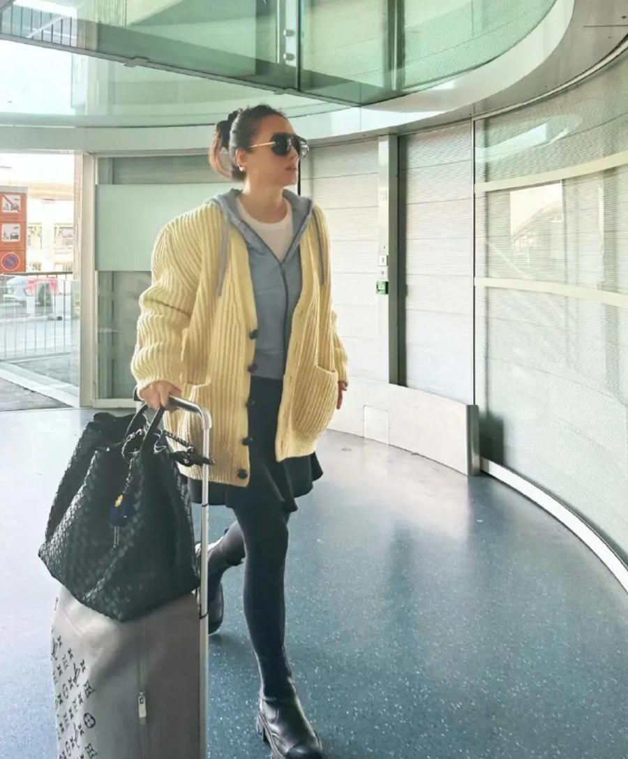 57岁的演员巩俐亮相上海进博会，网赞肌肤紧实，走路有风，真美。

之前在长城拍的