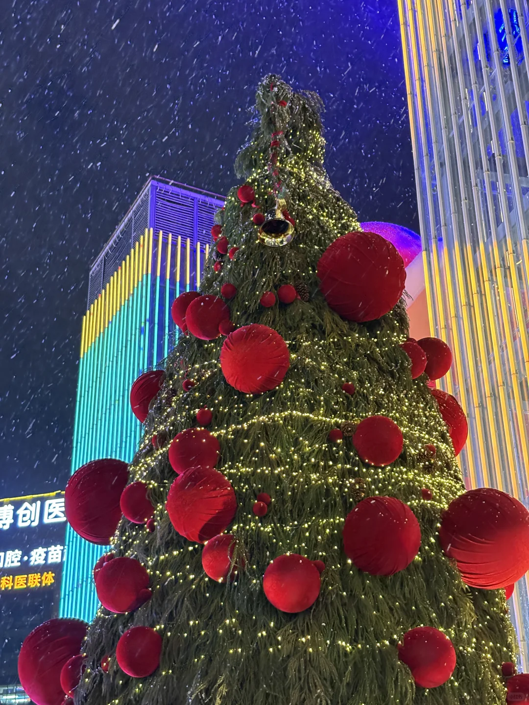 没啥人知道的海口圣诞树！！还会飘雪好美