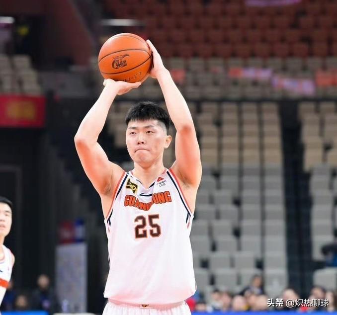 杜锋为何重用张皓嘉，不用陈家政的原因找到了，就差5厘米！
本赛季不管广东宏远战绩