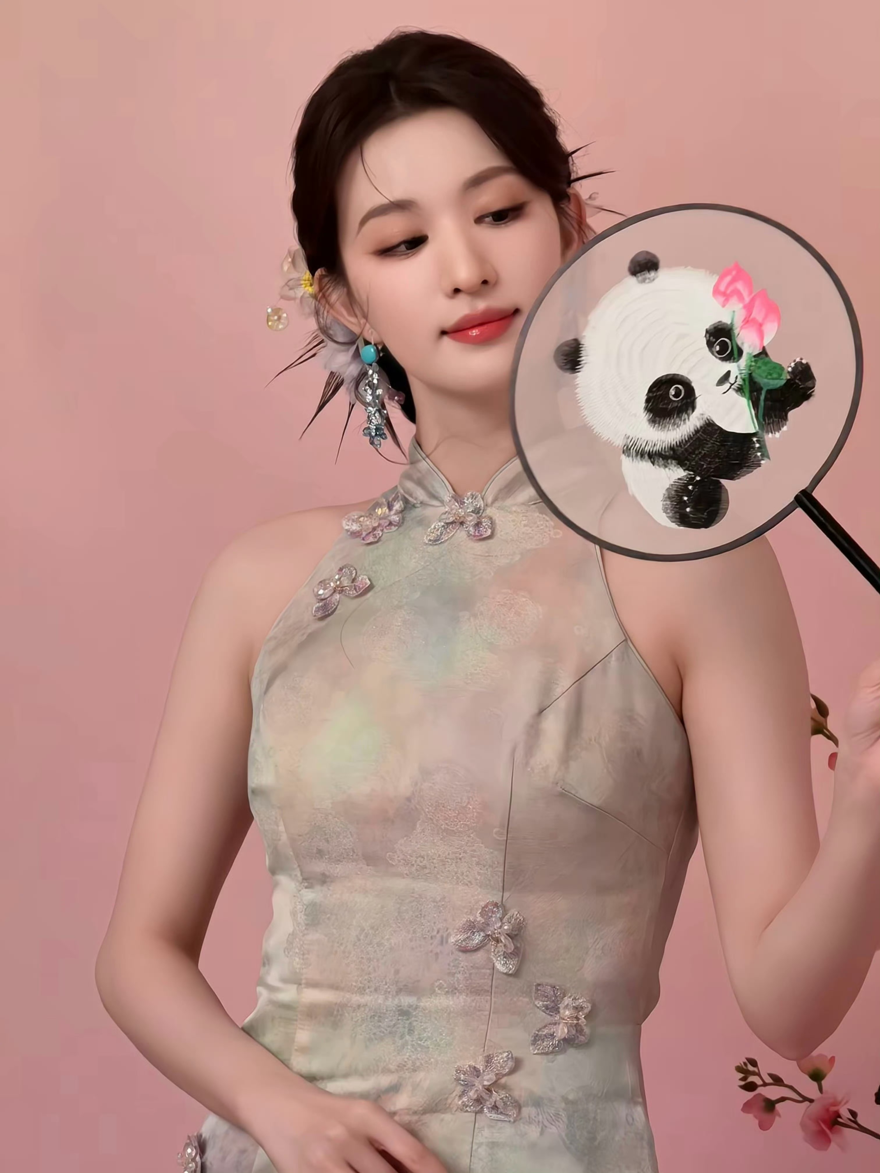 王楚然穿旗袍越素越美王楚然这身素色旗袍格外考验身形与仪态，而王楚然驾驭得十分出色