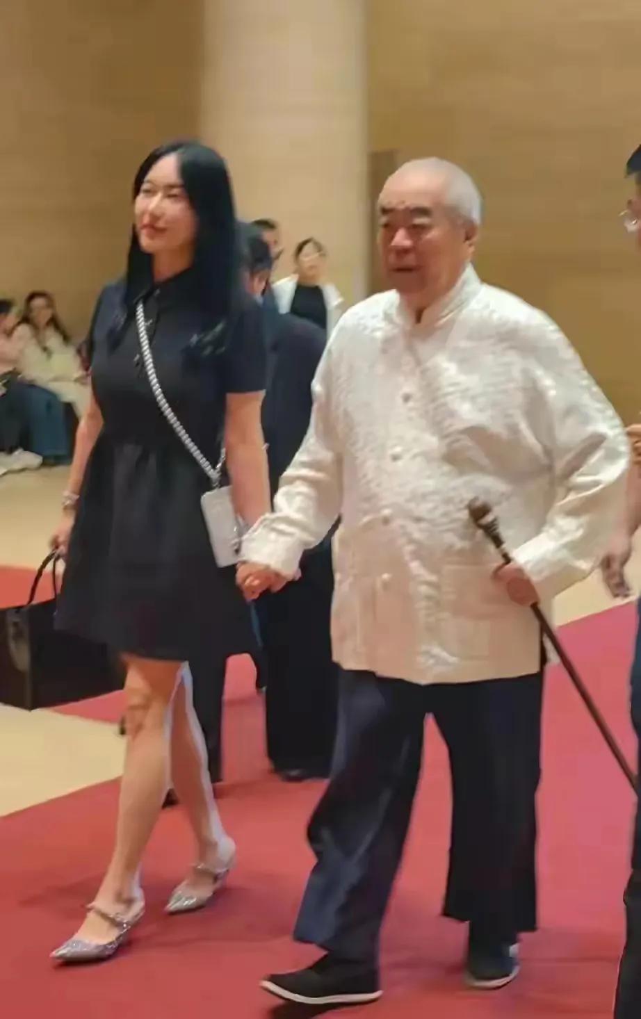 范曾先生虽然老了，但是身体非常健康，精神非常矍铄，艺术创作一直也没有停歇，更难能