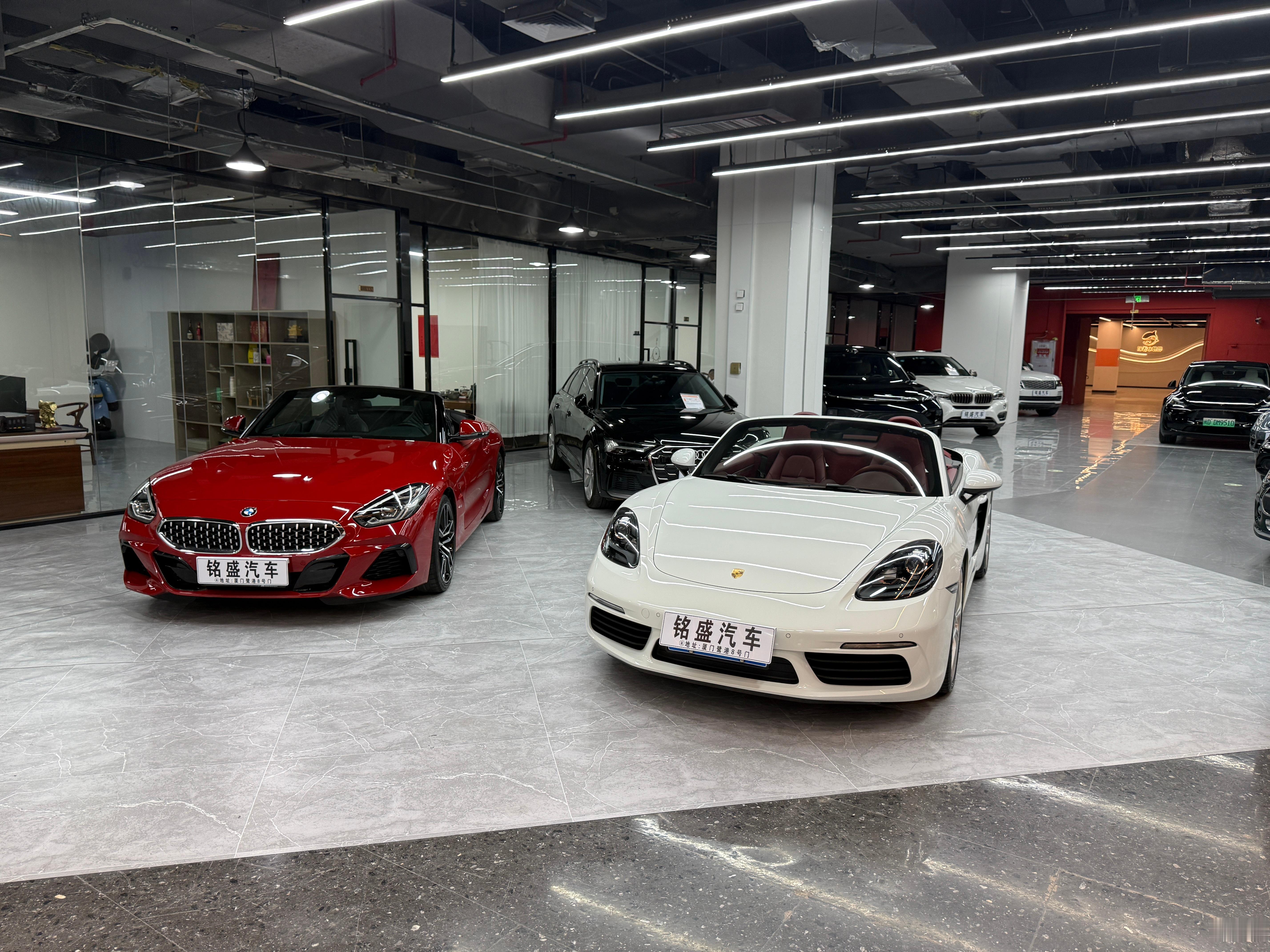 两台敞篷小跑车现车在店：21年保时捷718 Boxster / 20年宝马Z4其