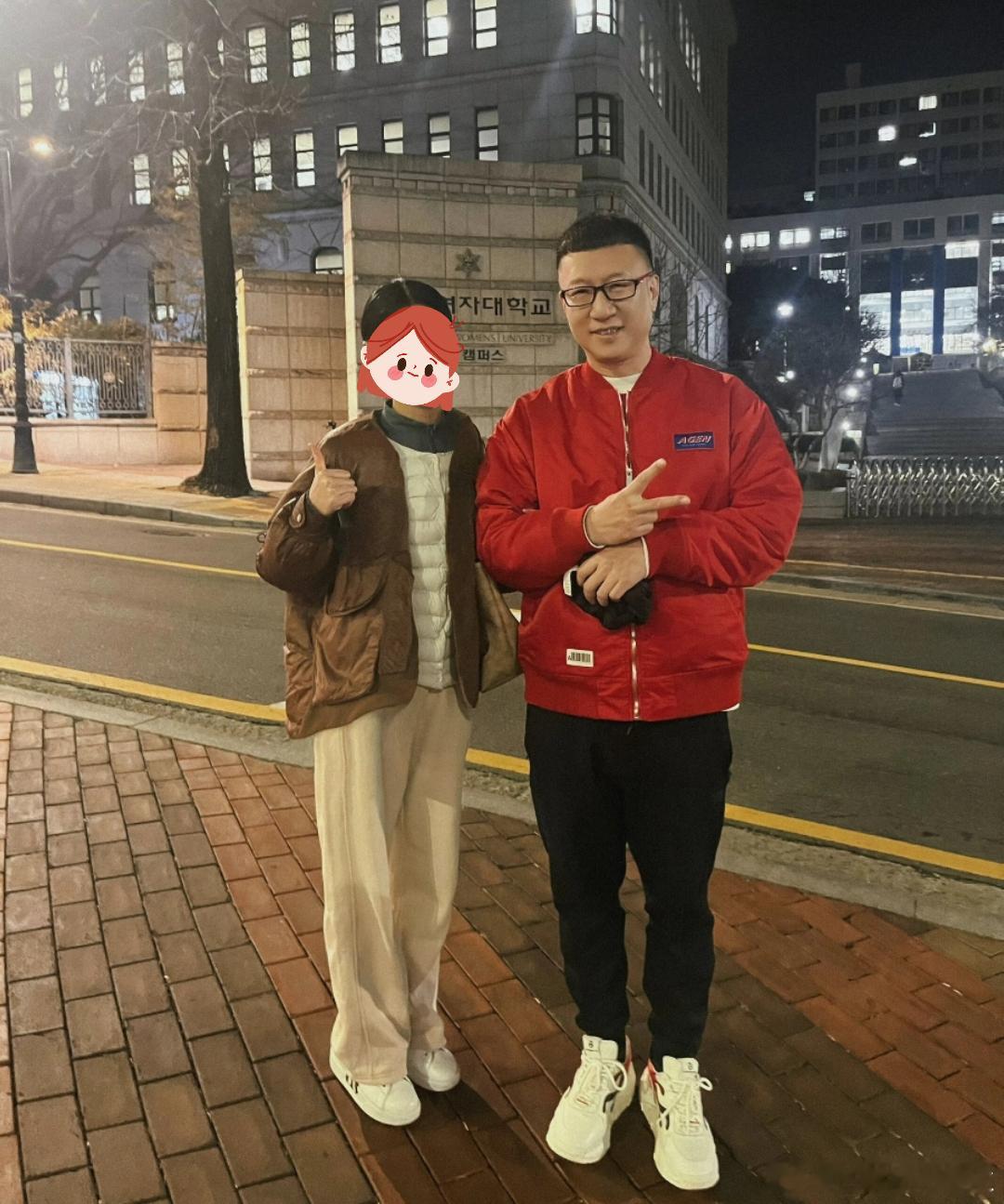 #孙红雷一家三口游韩国##韩国偶遇孙红雷一家三口# 网友在韩国某校园门口偶遇孙红