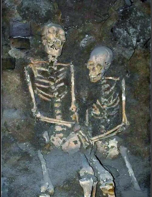 1997年7月，沈阳一处建筑工地施工，工人破土作业时，意外挖出地下深埋的遗骸。表