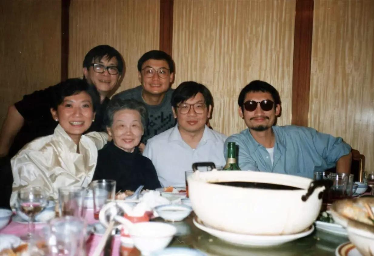 施南生的幸福，家里的两个哥哥，一个弟弟以及妈妈都是见证过的，以前徐克跟着施南生去