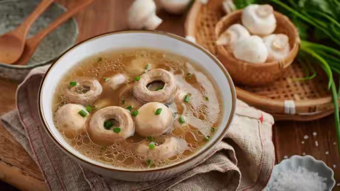 把白蘑菇放到阳光下晒一晒，
补钙效果能直接翻一倍！
这种圆滚滚的小家伙，锌含量在