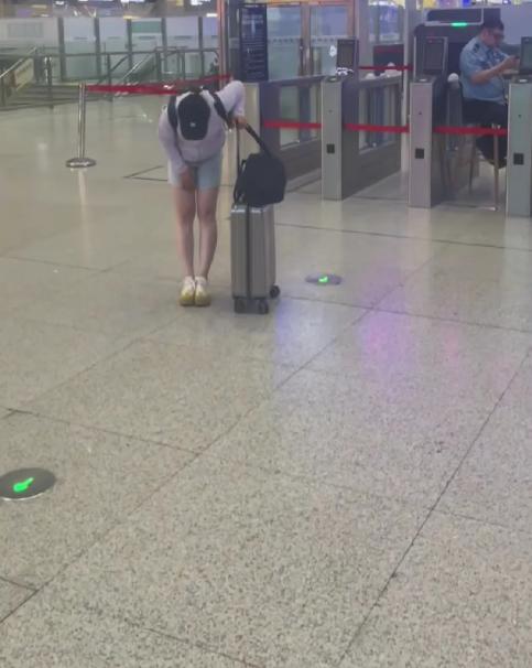 辽宁，一名女孩去大学报到，妈妈目送她进站，本以为女儿会径直走下电梯，哪料，她突然