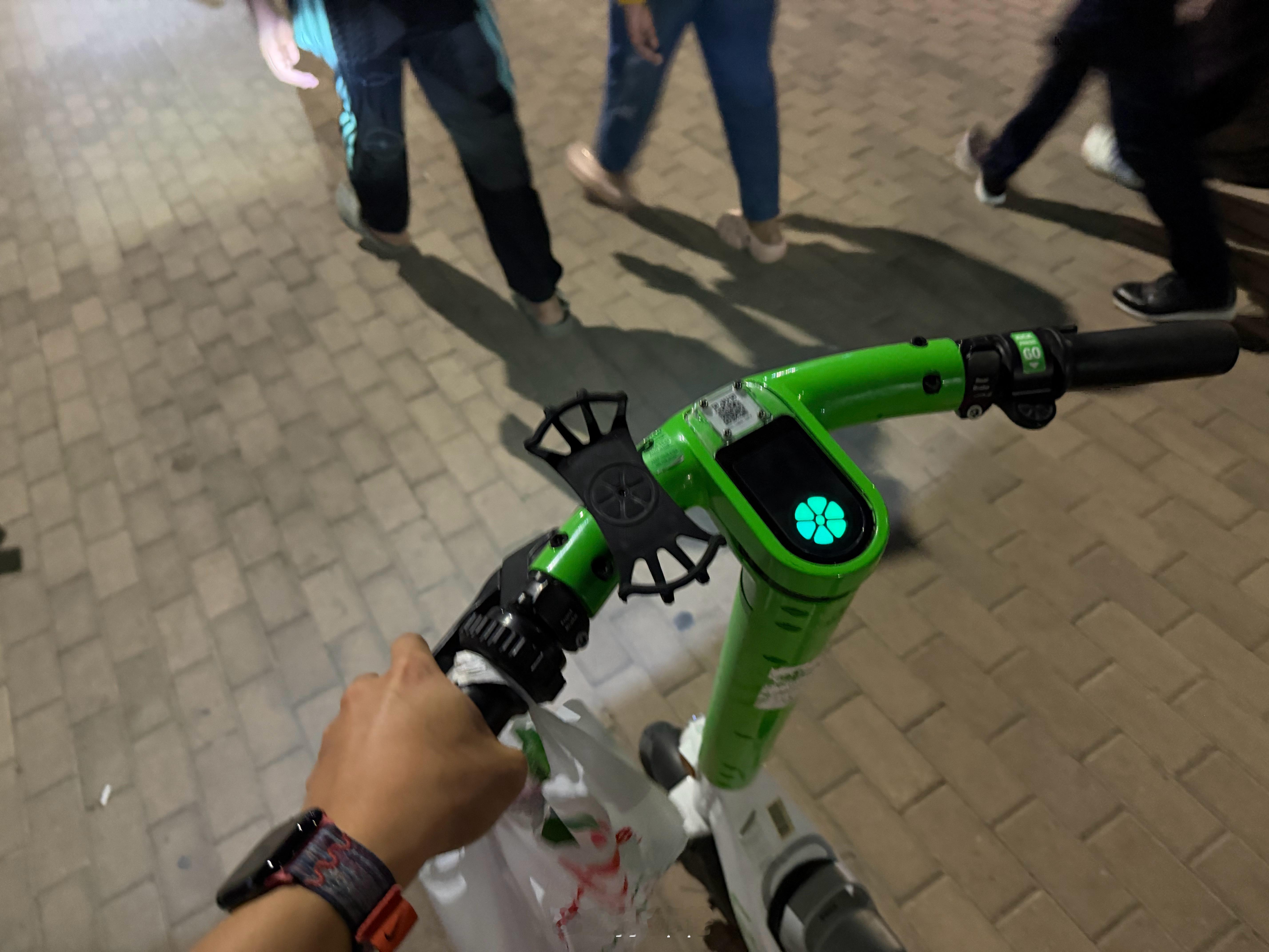 昨夜看完跨年烟花，整个迪拜交通直接瘫痪了万幸有滑板车救大命了仔细一看怎么都是在欧