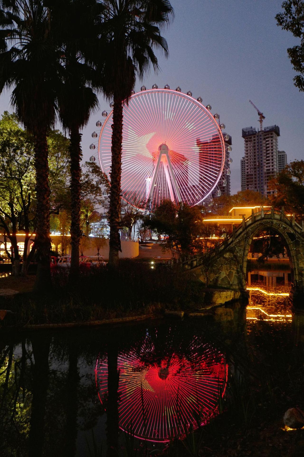 宜昌儿童公园的夜景也是一幅幅惬意的画卷。宜昌不止有江边的夜景，公园里的夜景也不错