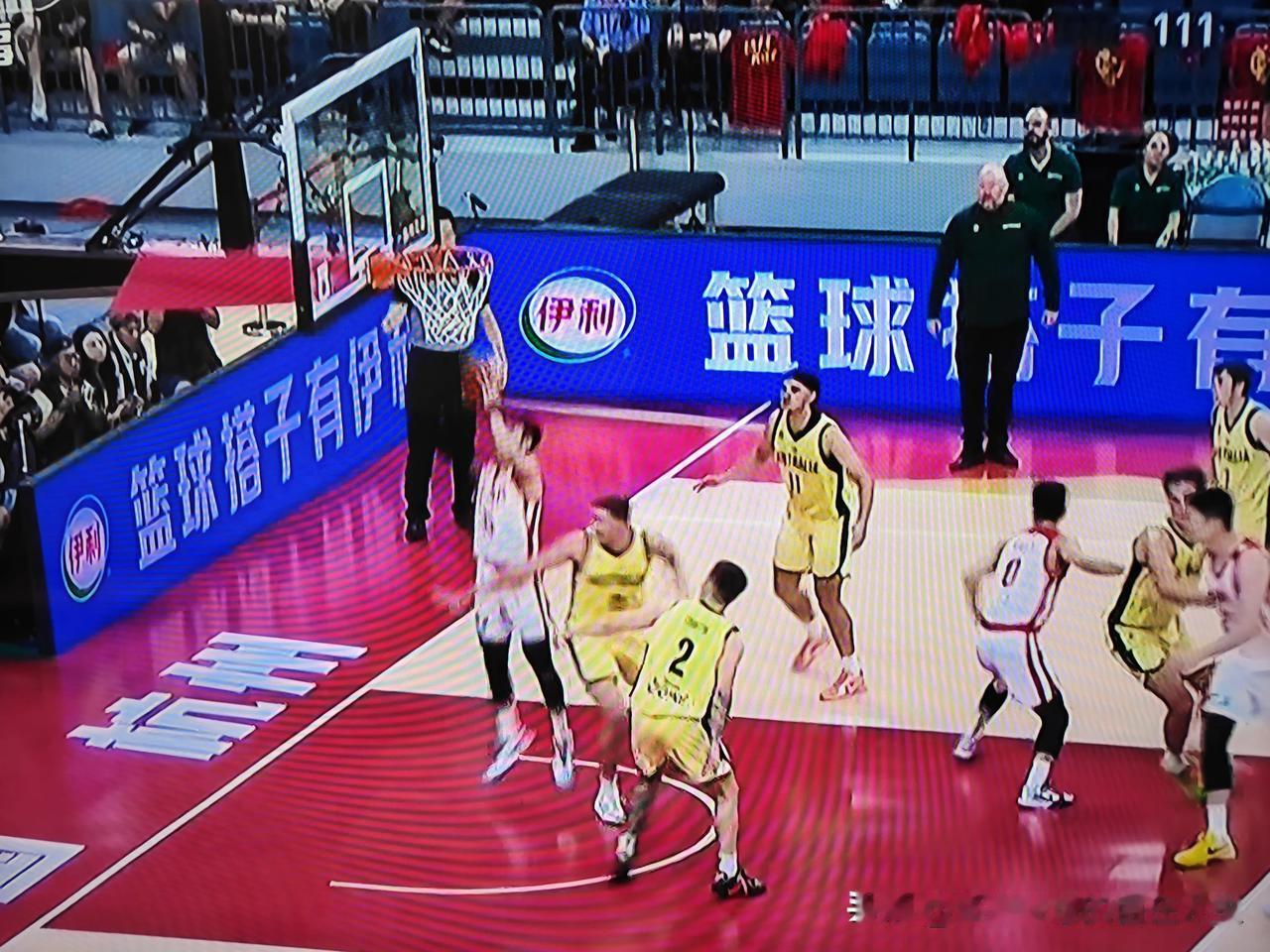廖三宁的脑子确实聪明，在今天中国男篮与澳大利亚男篮的这场热身赛中，第三节前半段中