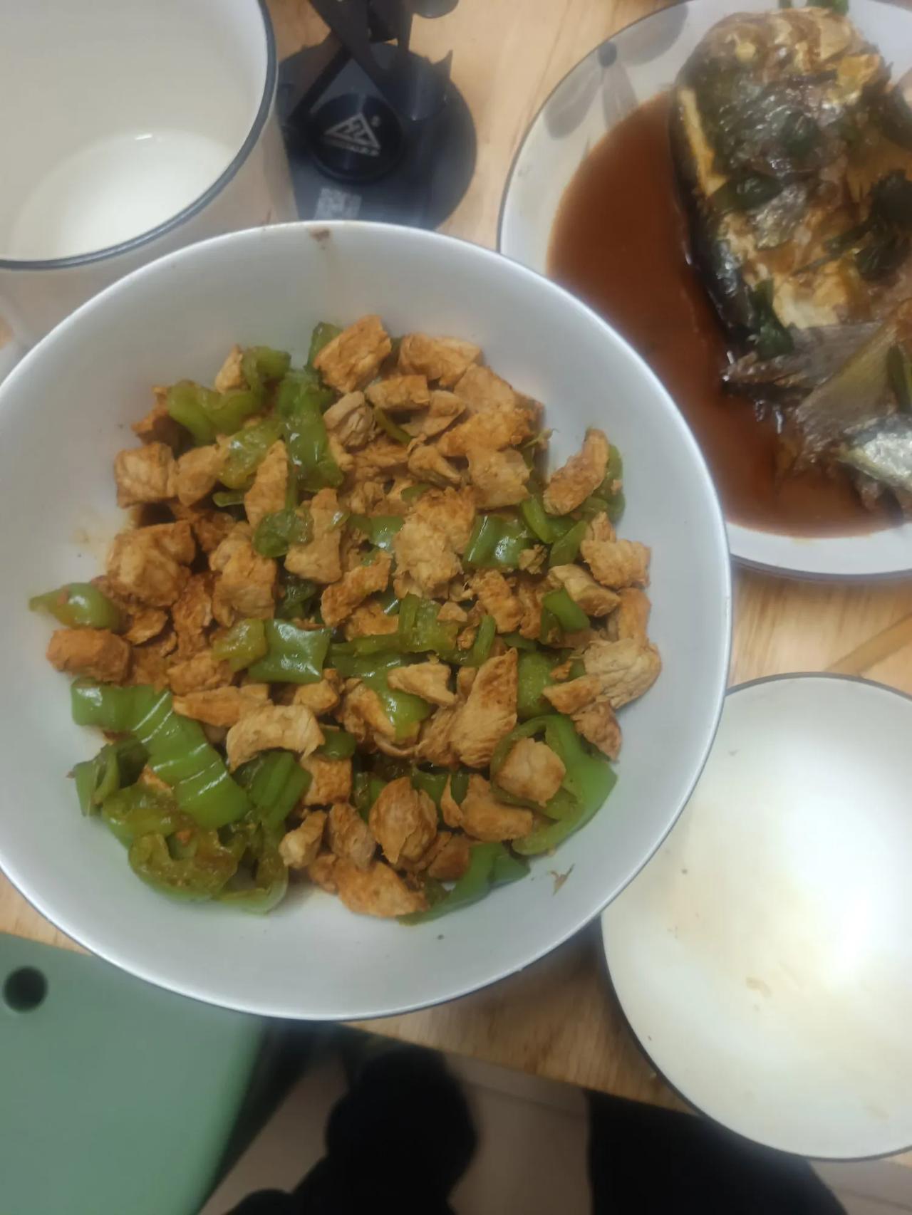 中午我炒了三个菜，发挥不好，味道不怎么好吃，，[捂脸][捂脸][捂脸]
厨艺欠佳