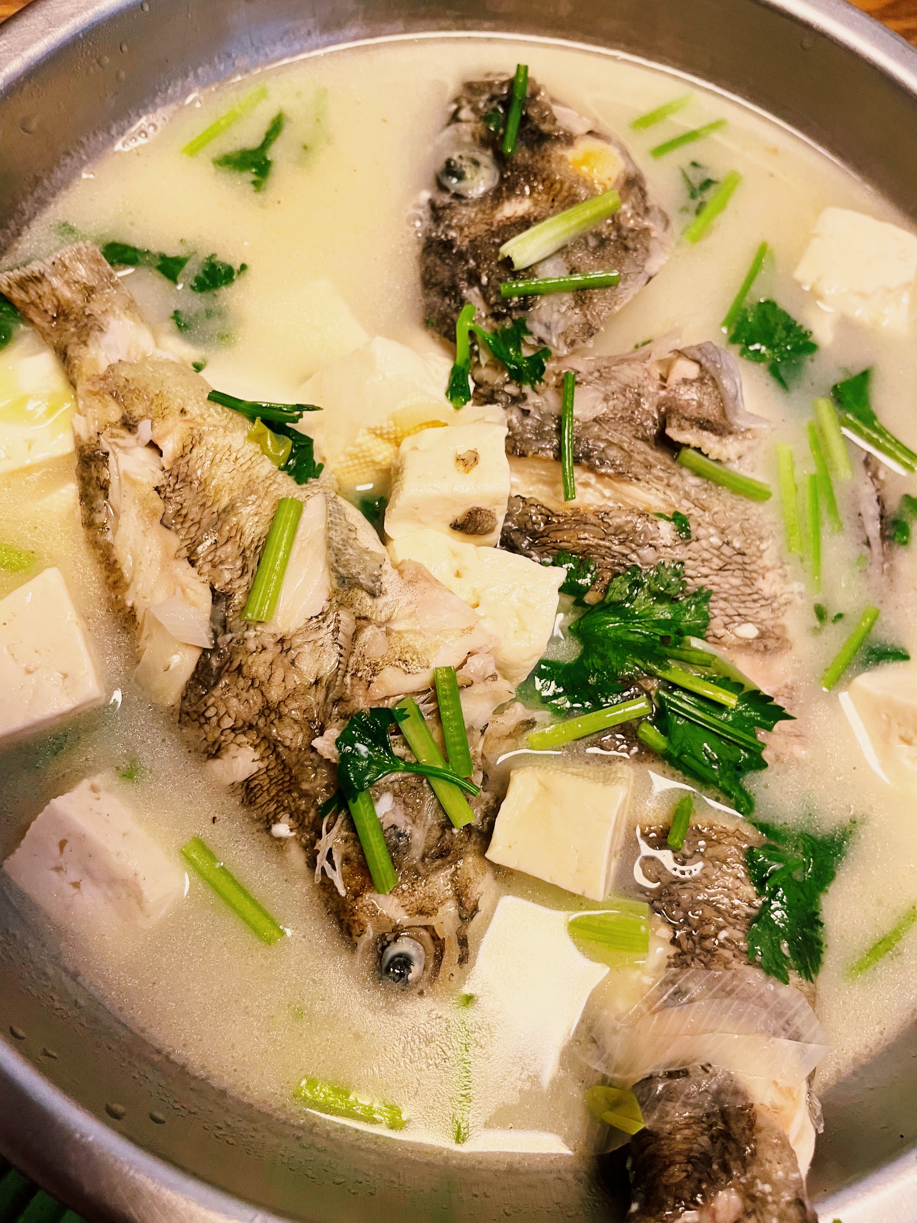 美食  今天继续吃鱼！黑头鱼豆腐汤！太鲜美了！我喝了好多好多