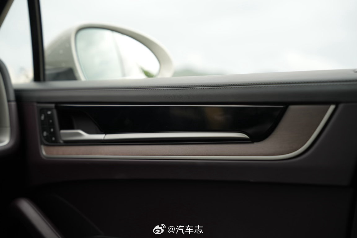 品味和审美真的很重要～比如说选装了桉木的保时捷，真值得多看一眼保时捷cayenn