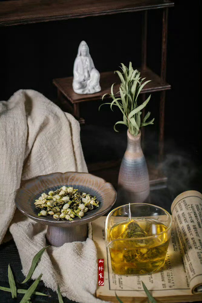 在不能说真话时，宁愿不说话，也不要说假话。不能说真话而说真话，蠢。不必说假话而说