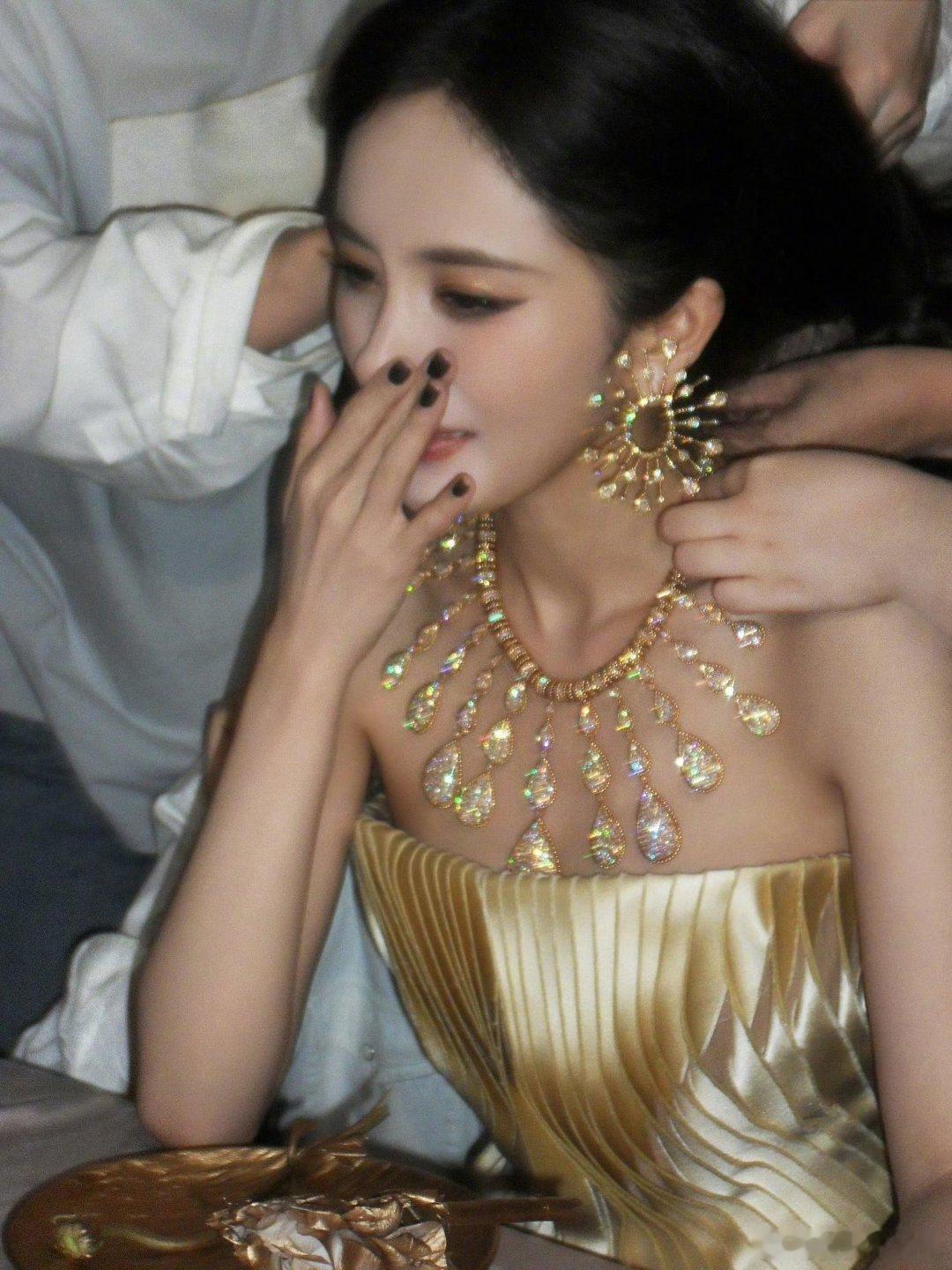 美人配珠宝，杨幂上身的这个珠宝项链宝诗龙pr真的笑醒吧[抱抱][抱抱][抱抱] 