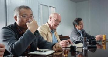 他被美国驱逐抛弃，中国向他张开怀抱，他给中国带来了价值千亿的科研项目。
1962