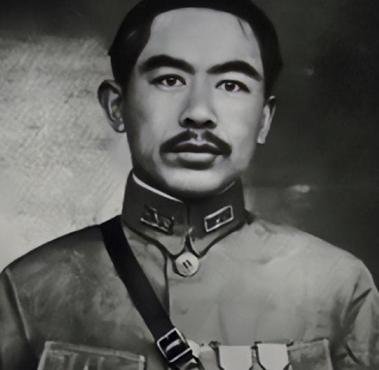 1945 年，被调离新疆的盛世才，带着数辆卡车的家当路过陕西宝鸡时，家人看戏与人