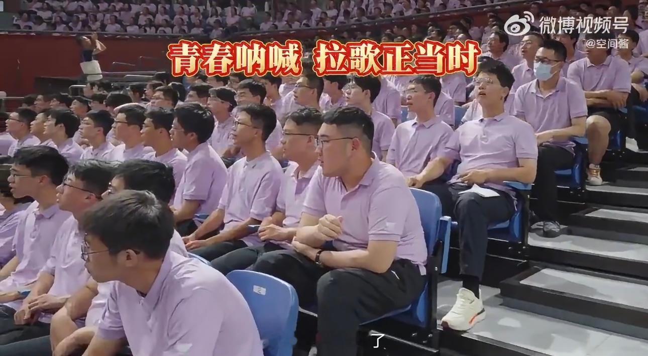 大学开学拉歌燃到我了歌声一浪高过一浪，大学开学拉歌氛围感拉满。少年们朝气蓬勃，放