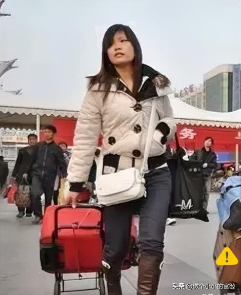 年过完了，把老婆送到火车站，她只淡淡说了句“走了”，拉着箱子头也不回就走了。去年