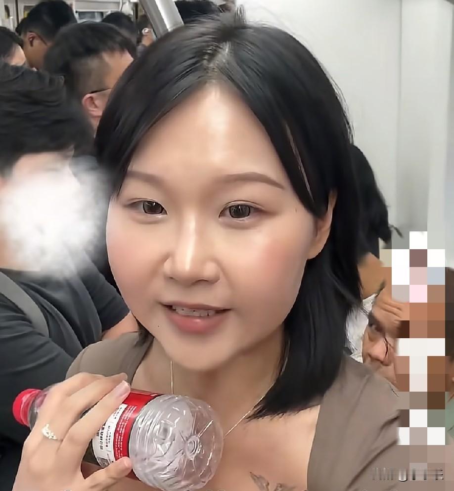 近日，在深圳地铁上，一个拥挤摇晃的车厢里，一个26岁的姑娘终于鼓起勇气，勇敢地开