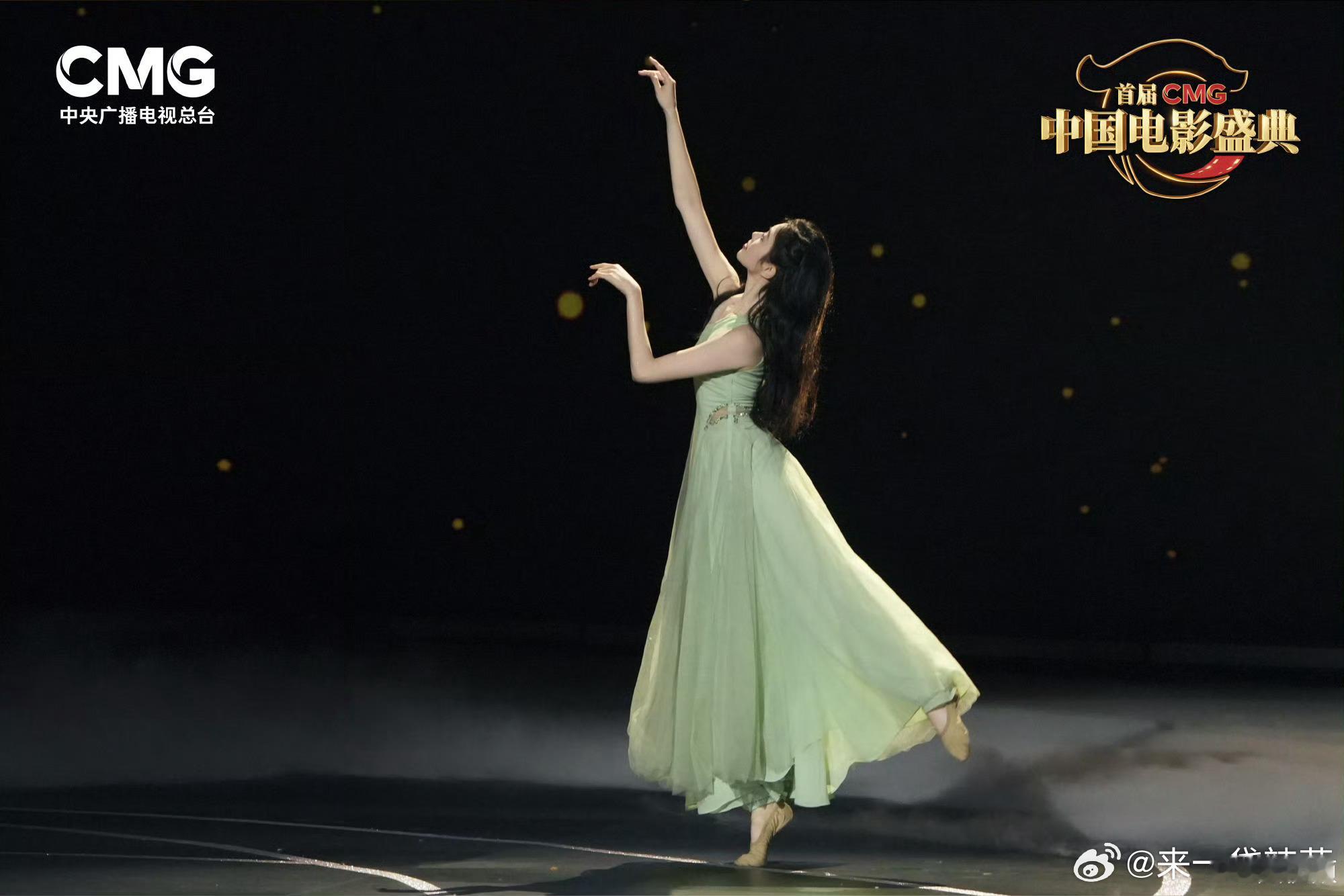 真的慢慢的get到了刘浩存，美的很高级刘浩存每一根头发丝都在发光